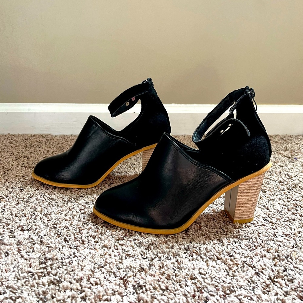 Black ankle strap boots women’s 6